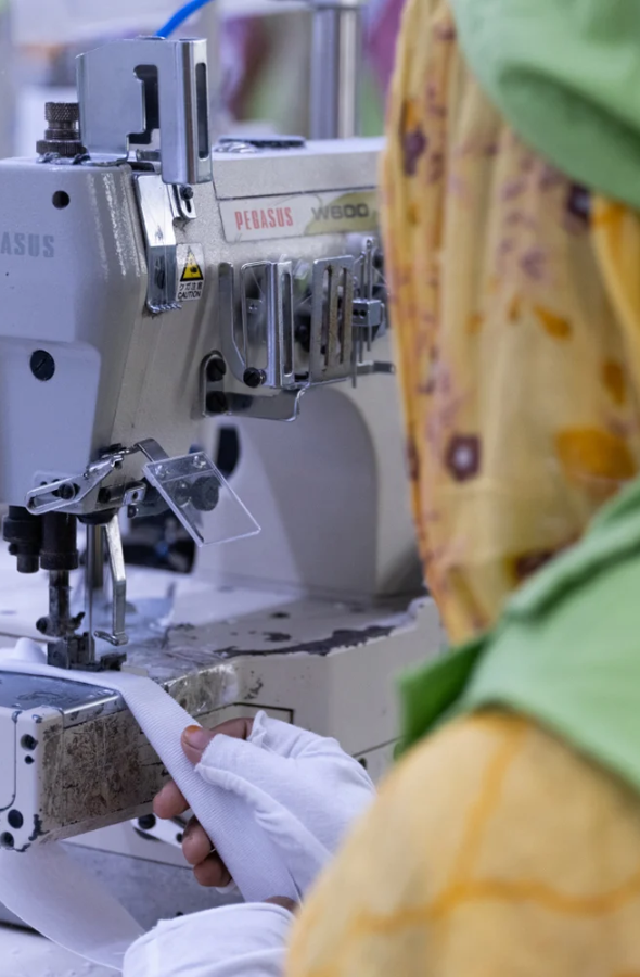 une femme devant une machine à coudre