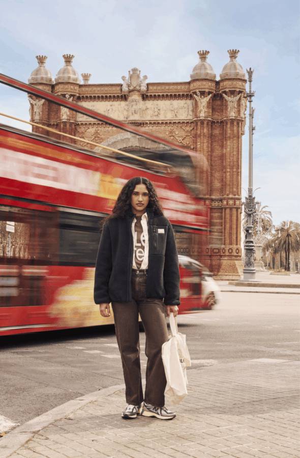 Modele devant un bus portant collection aw25