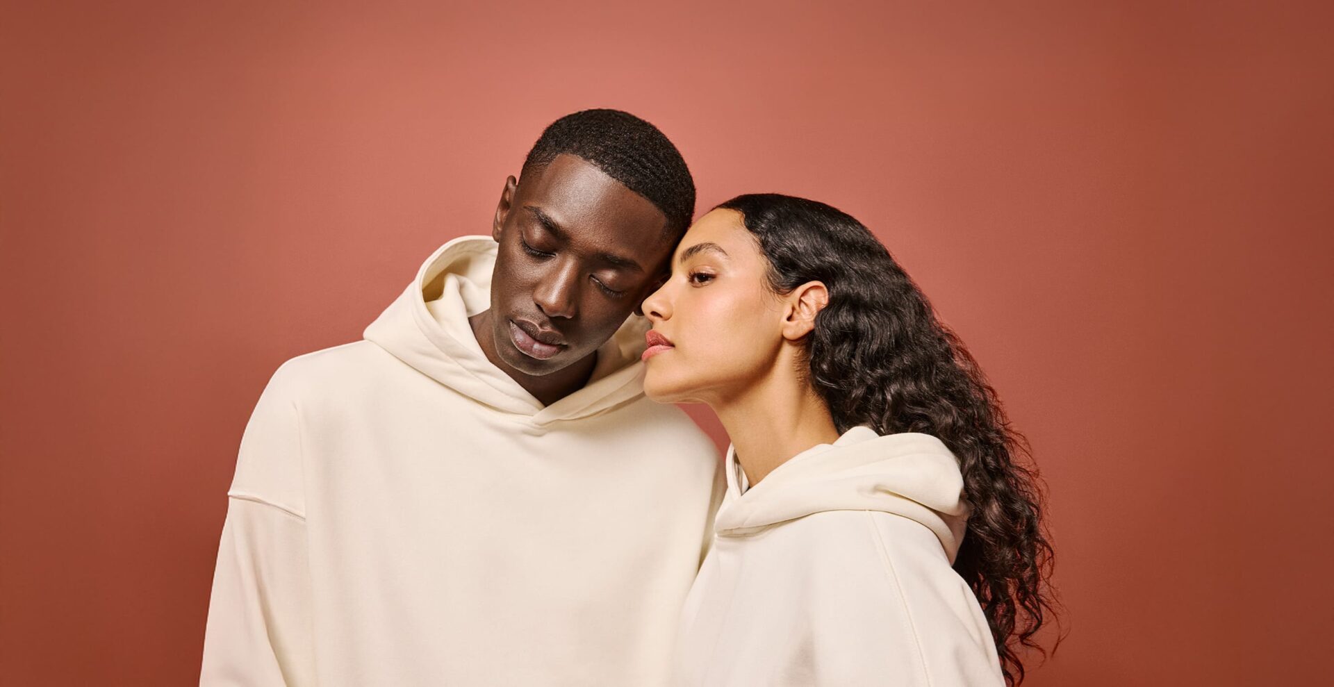 deux jeunes, un homme et une femme, tête posée l'un contre l'autre