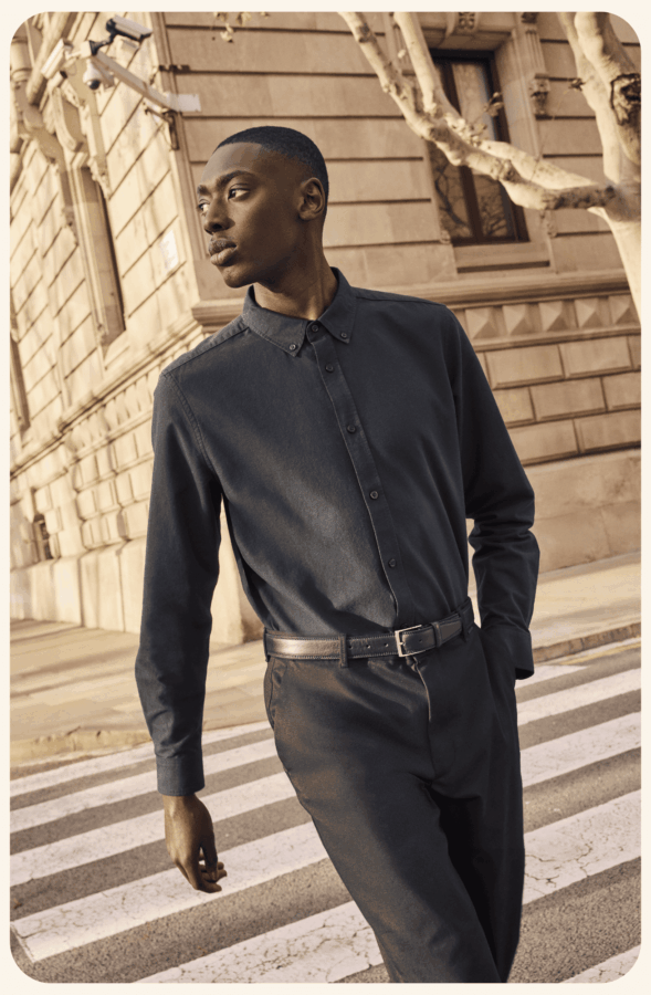 Homme qui marche regardant vers sa droite.