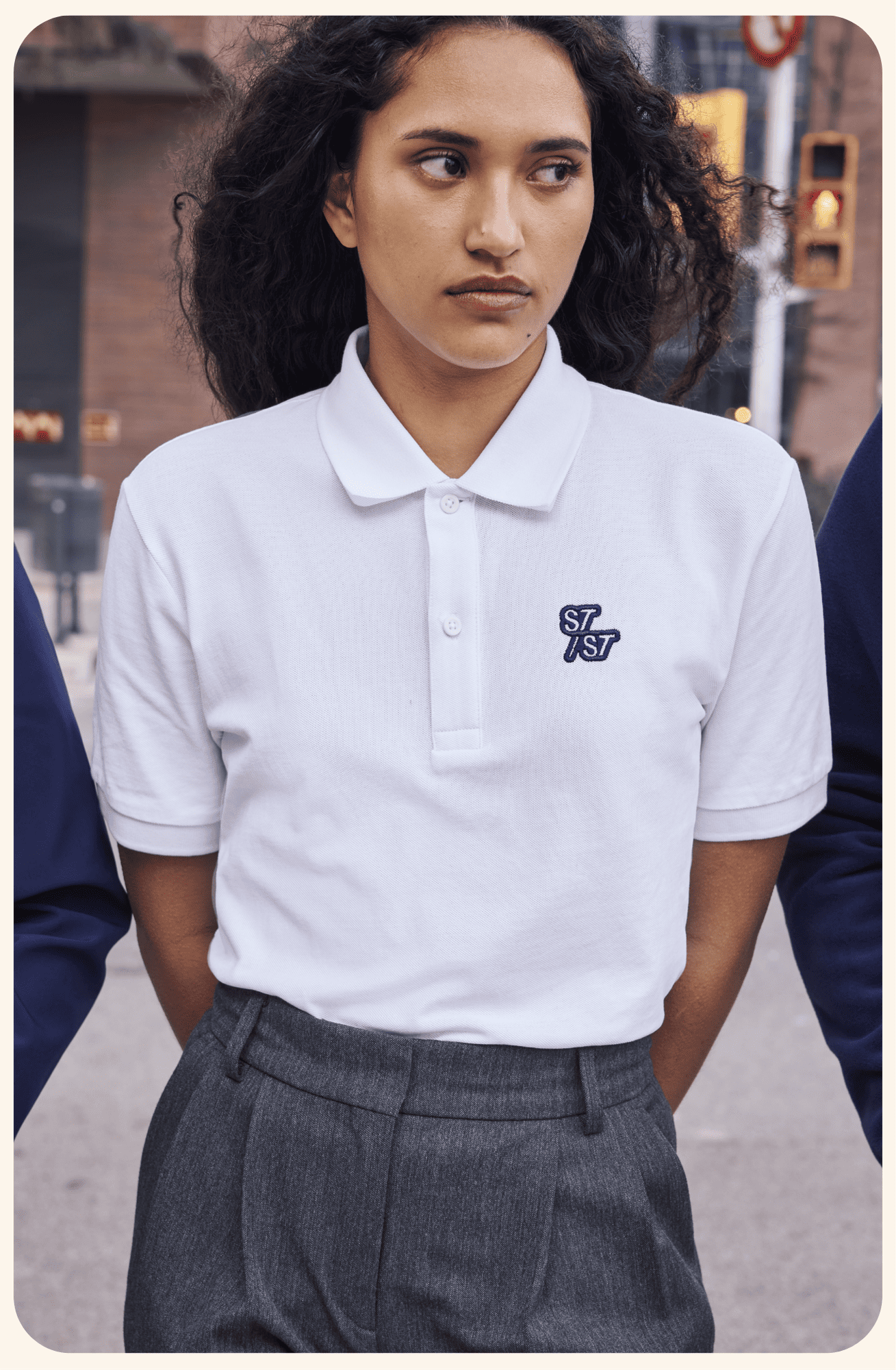 Femme portant un polo regardant vers sa gauche