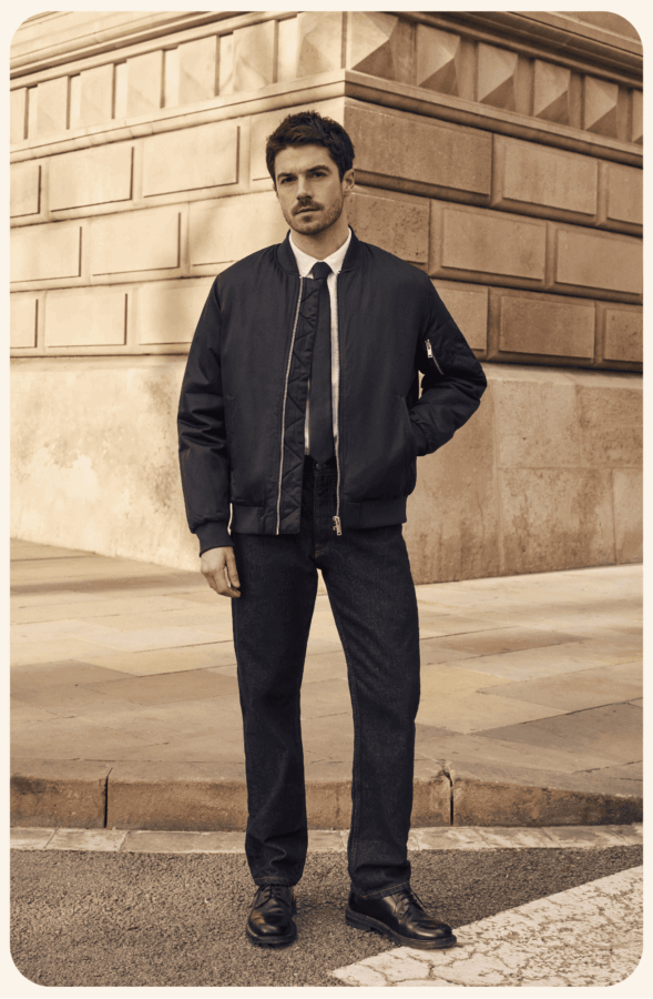 Homme debout devant un bâtiment.