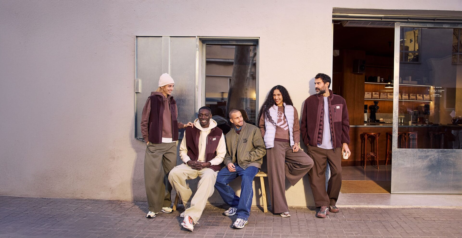 groupe de jeunes assis sur un banc