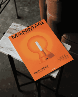 magazine orange sur une table