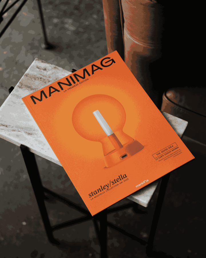 magazine orange sur une table
