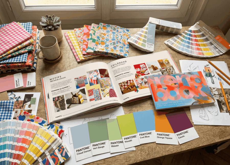 Un livre ouvert tendances sur un bureau